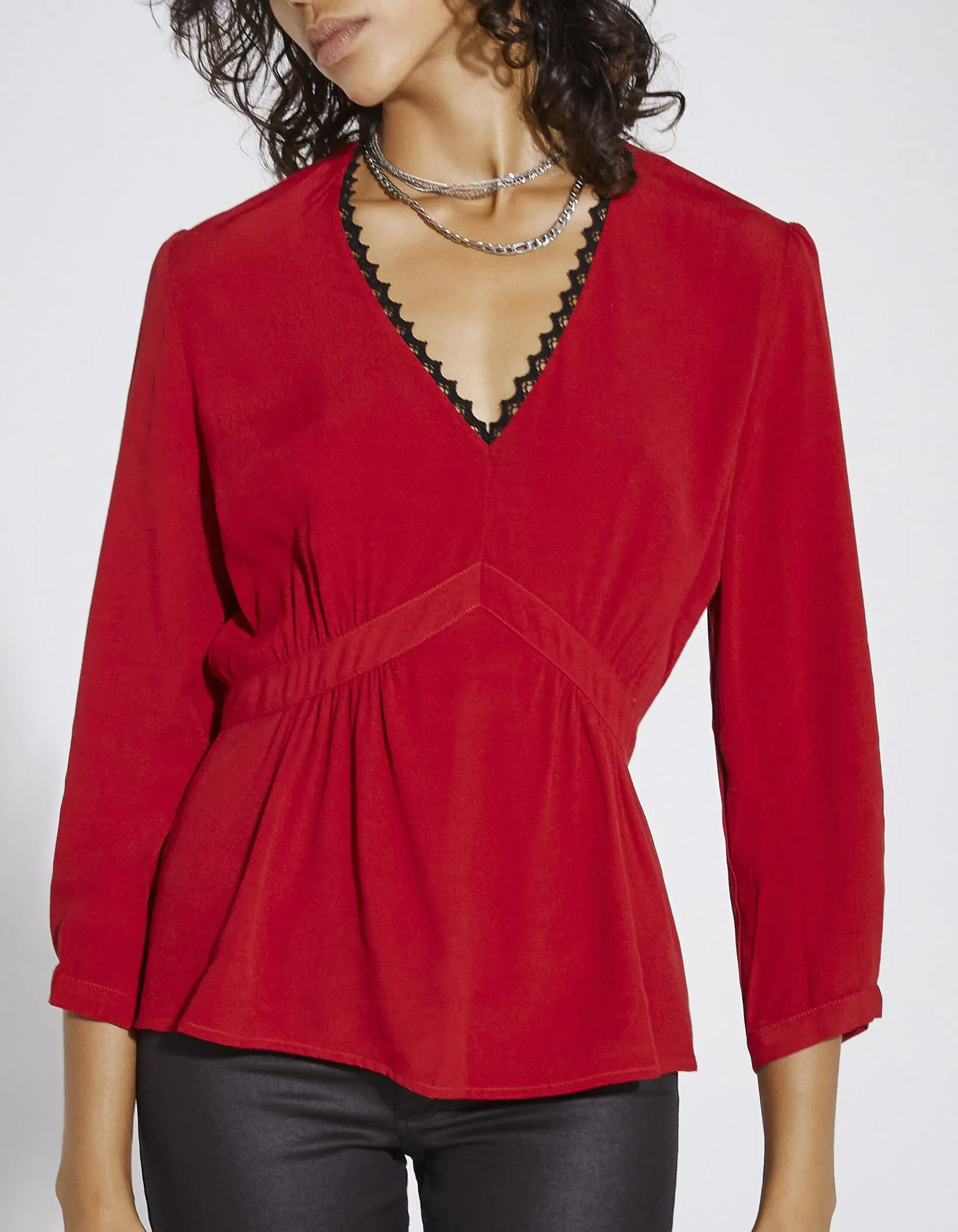 Blouse en viscose rouge dentelle encolure femme