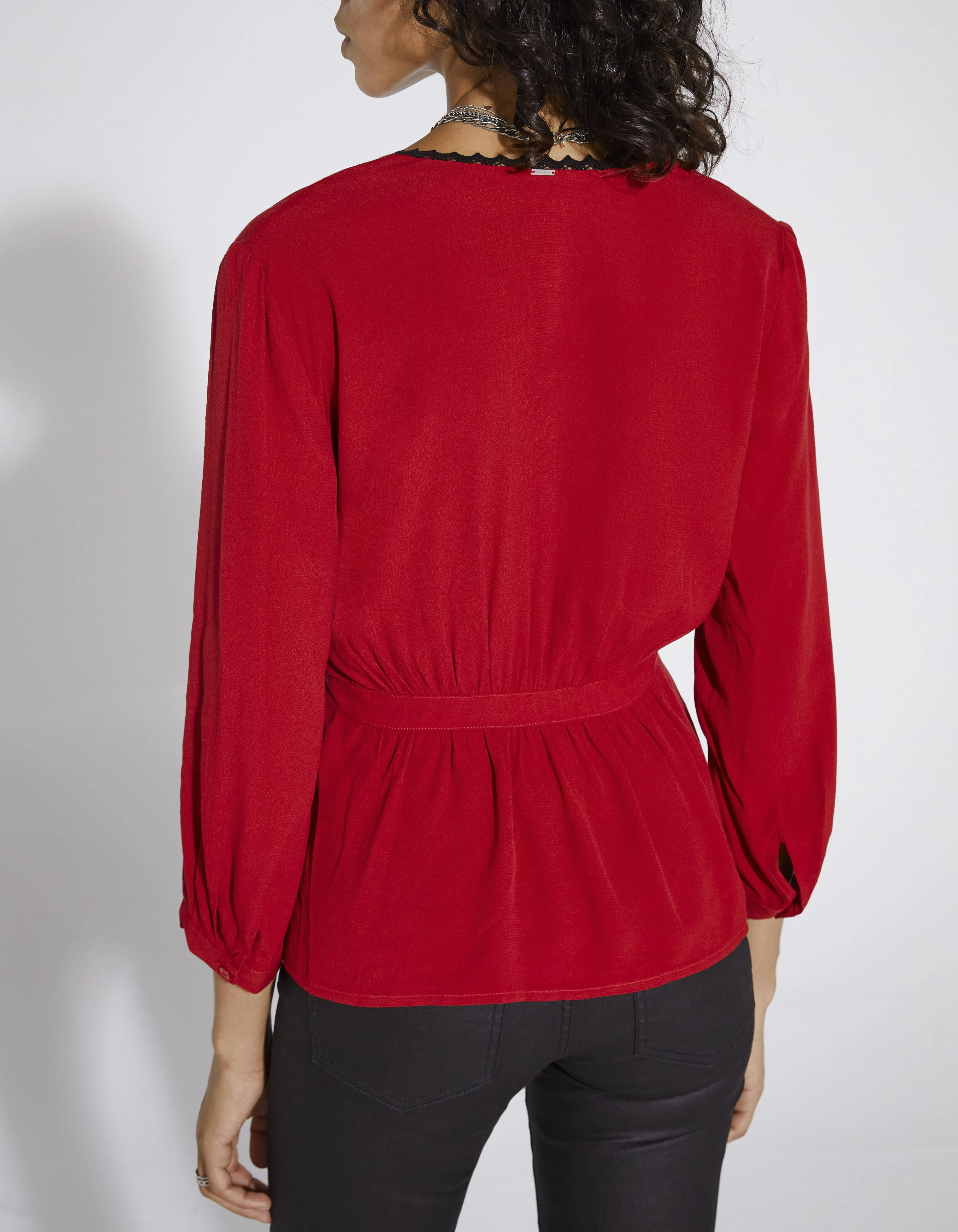 Blouse en viscose rouge dentelle encolure femme