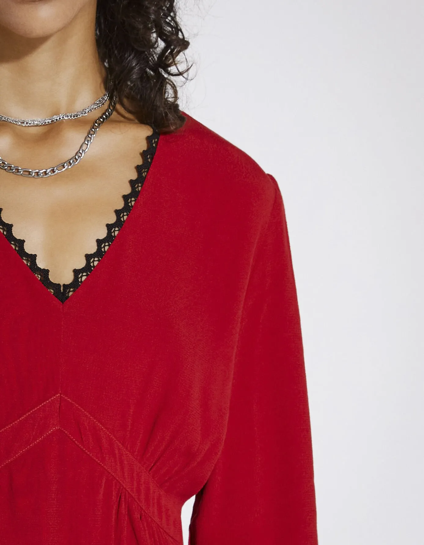 Blouse en viscose rouge dentelle encolure femme