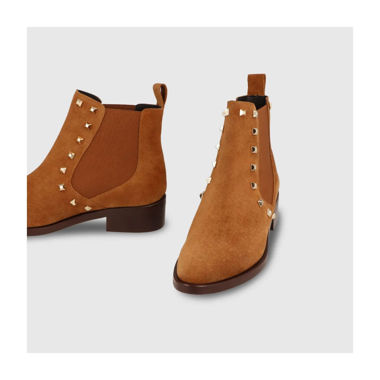 Bottines femme en cuir suédé marron avec clous en métal doré | Chaussures femme LODI en ligne.