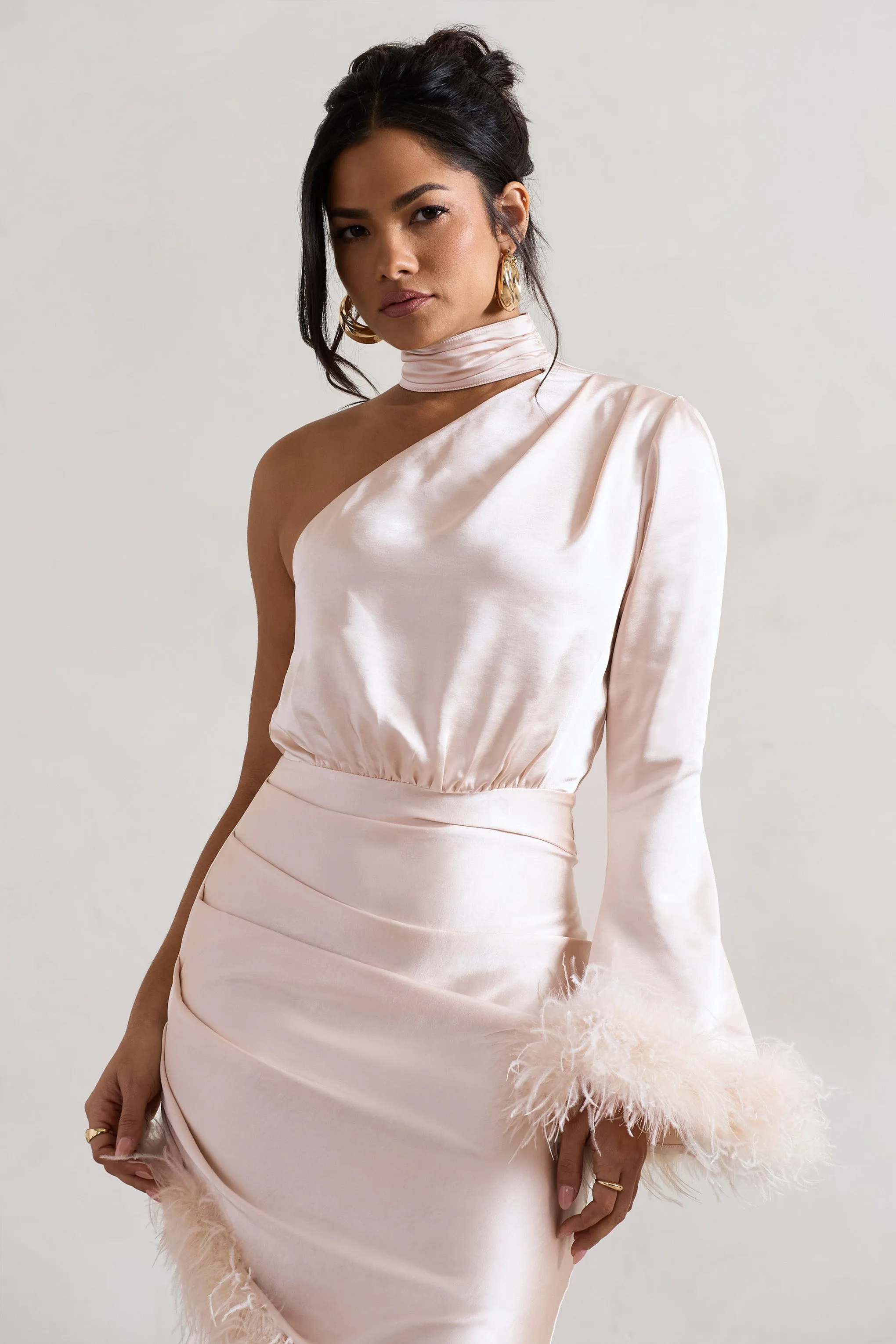 Dolce | Robe longue en satin champagne longueur asymétrique et bordure de plumes