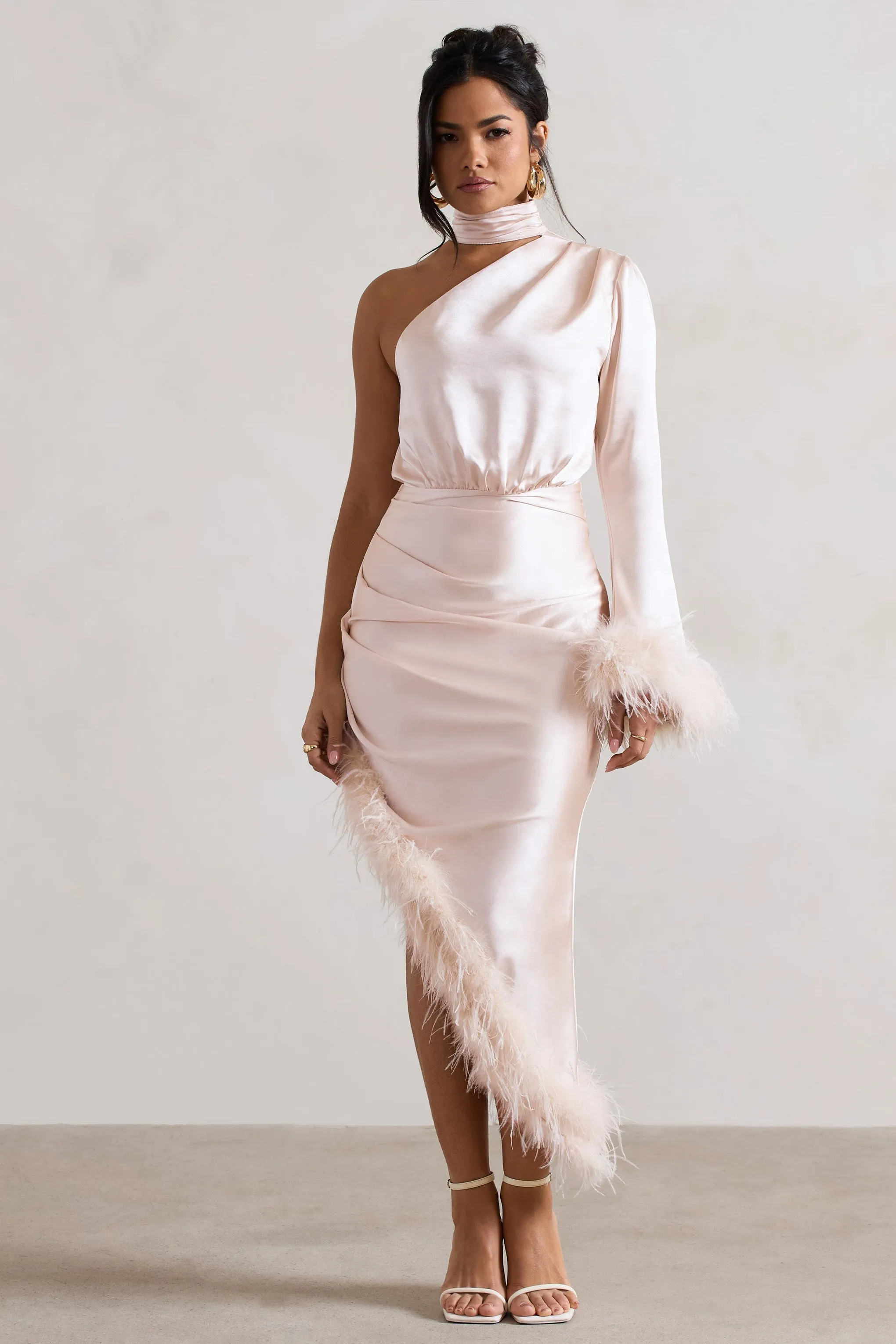 Dolce | Robe longue en satin champagne longueur asymétrique et bordure de plumes