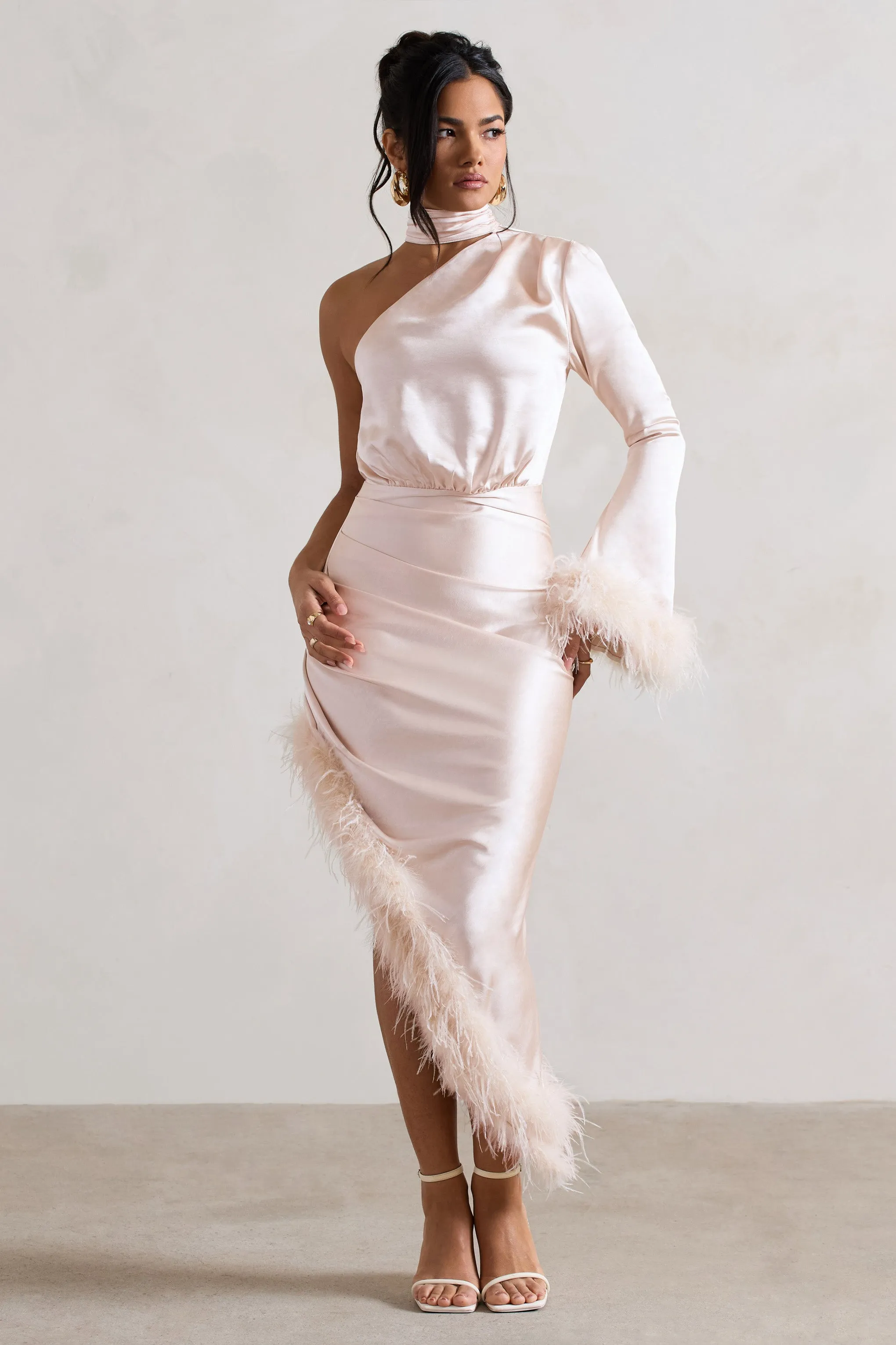 Dolce | Robe longue en satin champagne longueur asymétrique et bordure de plumes