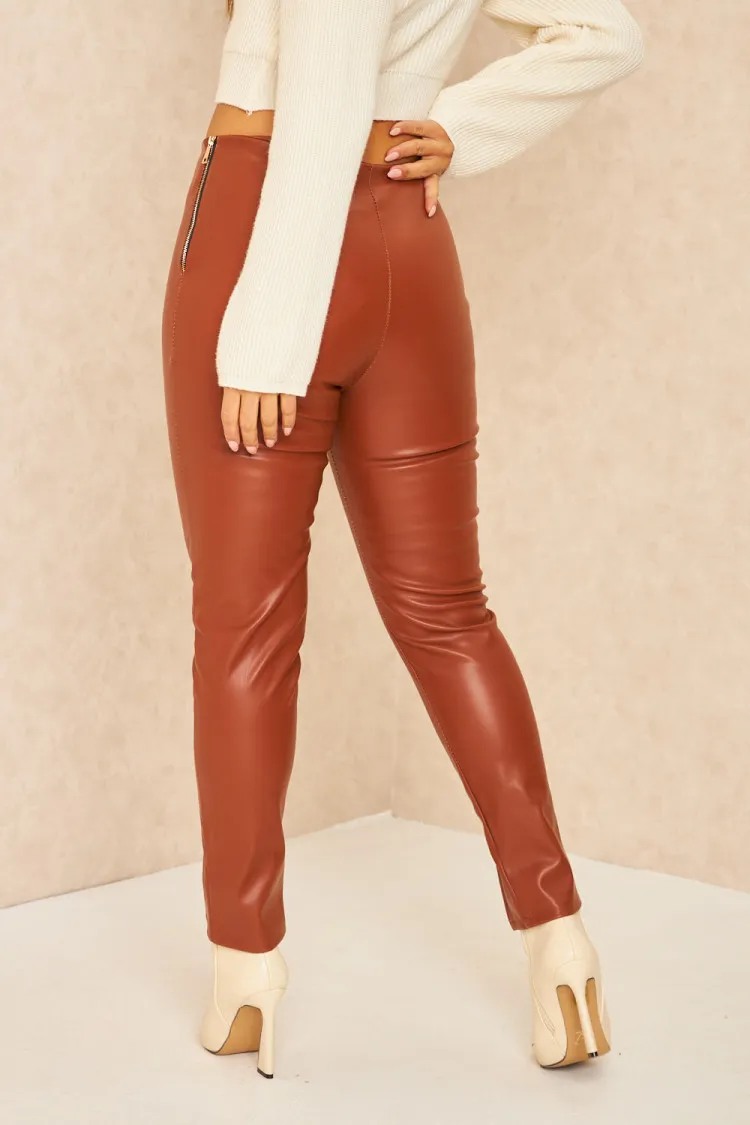 Pantalon en simili cuir marron fendu aux chevilles