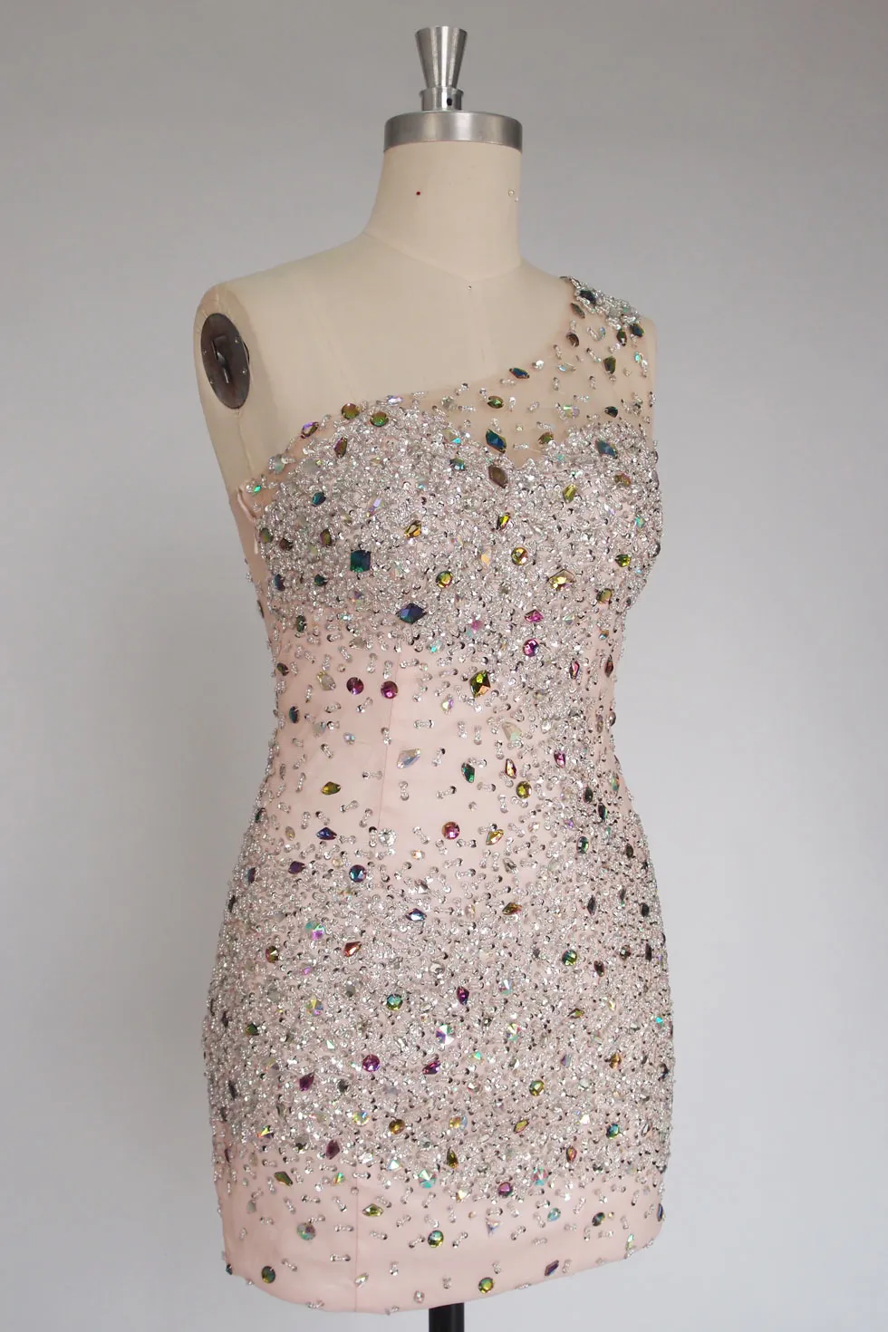 Petite robe fourreau recouverte de strass