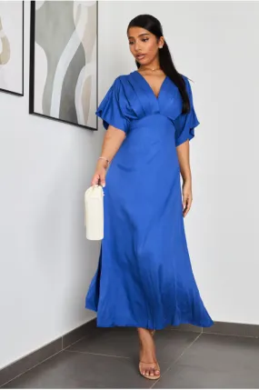 Robe bleue plissée sur le devant