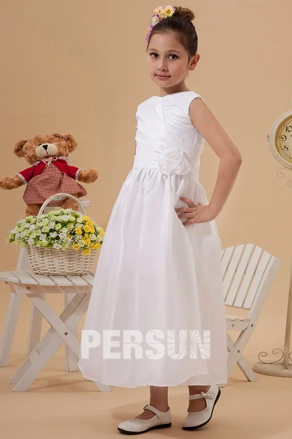 Robe cortège fille blanche plissée ornée d'une fleur