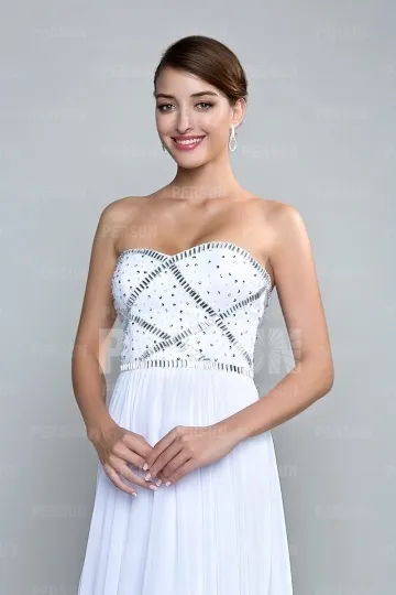 Robe de gala simple blanche décolleté en coeur ornée de strass - Robedesoireelongue.fr