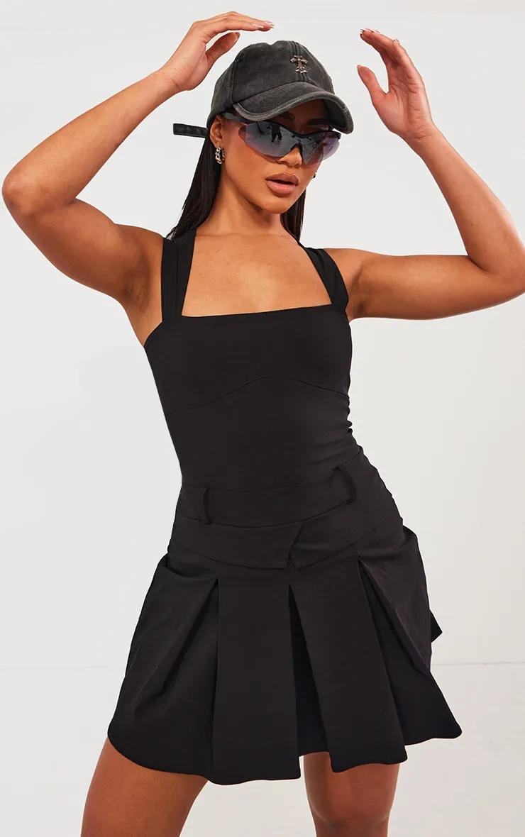 Robe droite noire tissée stretch plissée à col carré