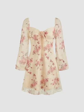 Robe mini florale à col en cœur en maille