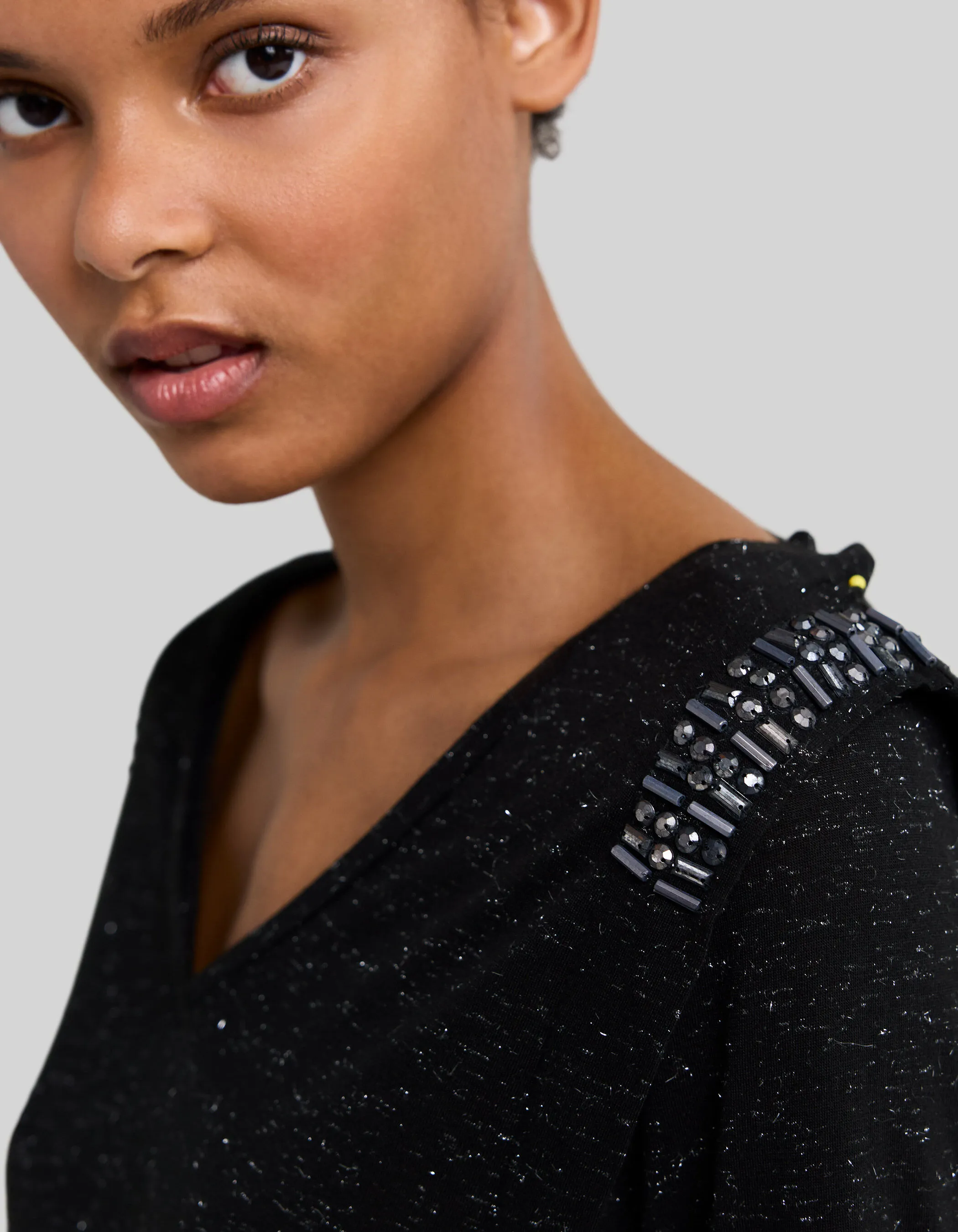 T-shirt noir en viscose col V à strass pour femme