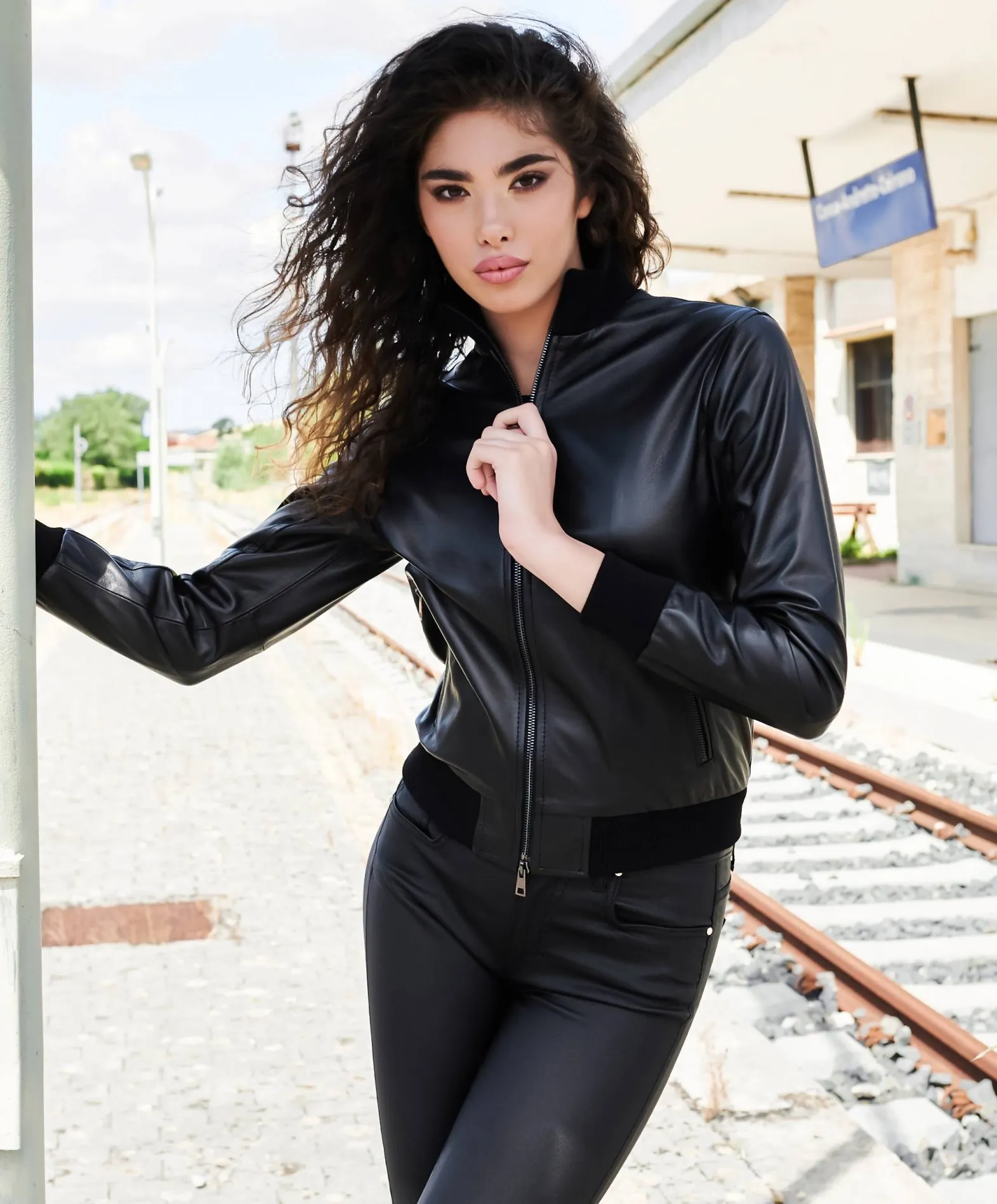 Veste bomber en cuir femme couleur noir cuir plongé aspect lisse G155